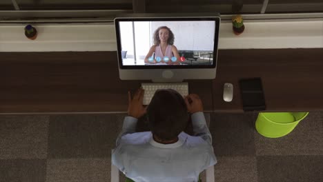 vista aérea de un hombre teniendo una videoconferencia