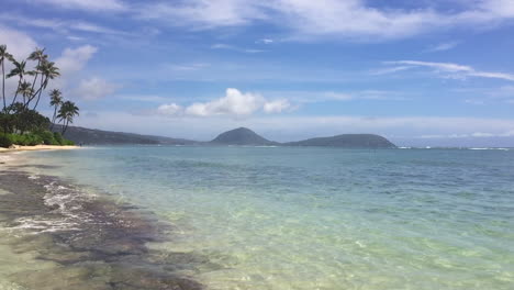 Vista-Del-Mar-De-La-Playa-En-La-Luz-Del-Sol-En-El-Verano