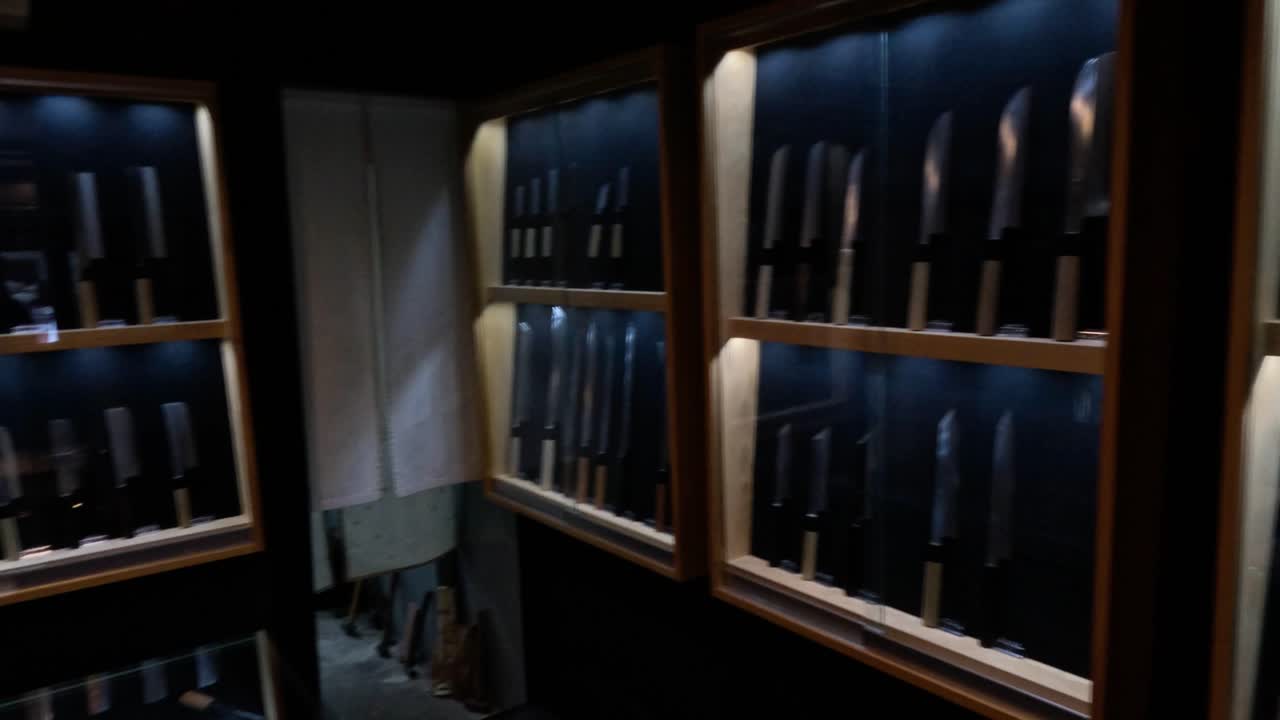 京都の店で展示されている様々なナイフ