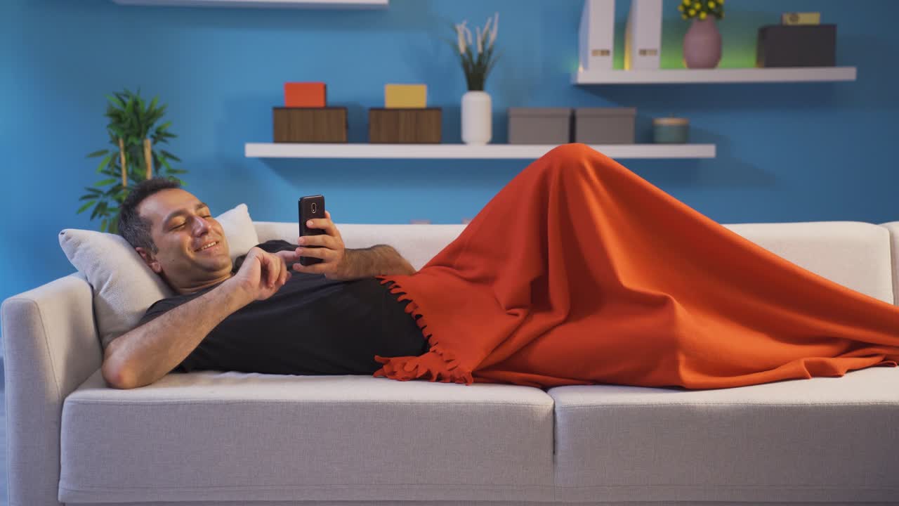 hombre riendo mirando el teléfono.