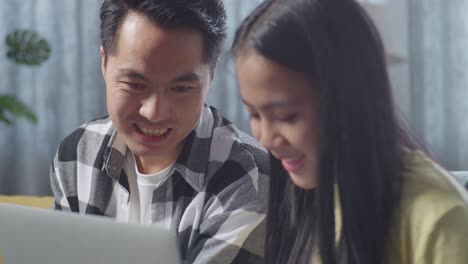 pareja trabajando juntos en una computadora portátil