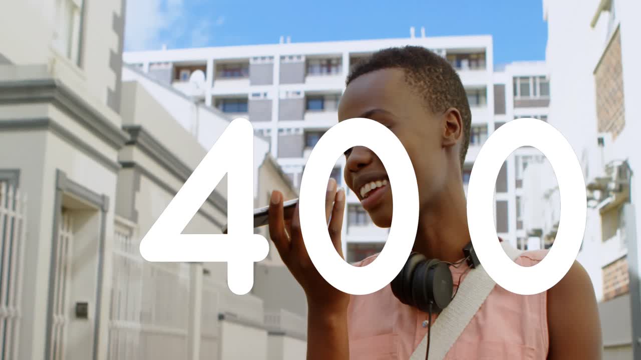 animación de números cambiando sobre una mujer hablando en un teléfono inteligente