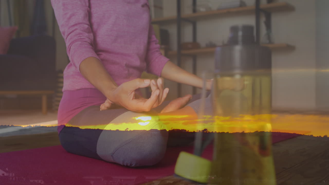 animación del paisaje del atardecer sobre la mujer practicando yoga, haciendo ejercicio en casa.