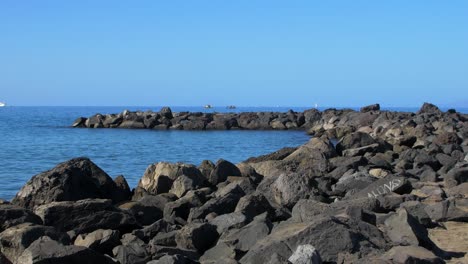 muelle de piedra en la playa de playa de las américas, día soleado de verano, océano atlántico tranquilo en el fondo, toma de mano mediana