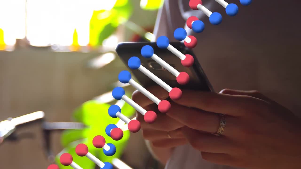 animación de una cadena de adn girando sobre una mujer usando un teléfono inteligente