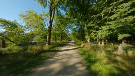 Radfahren-Und-Laufen-Auf-Schotterweg-Trail-In