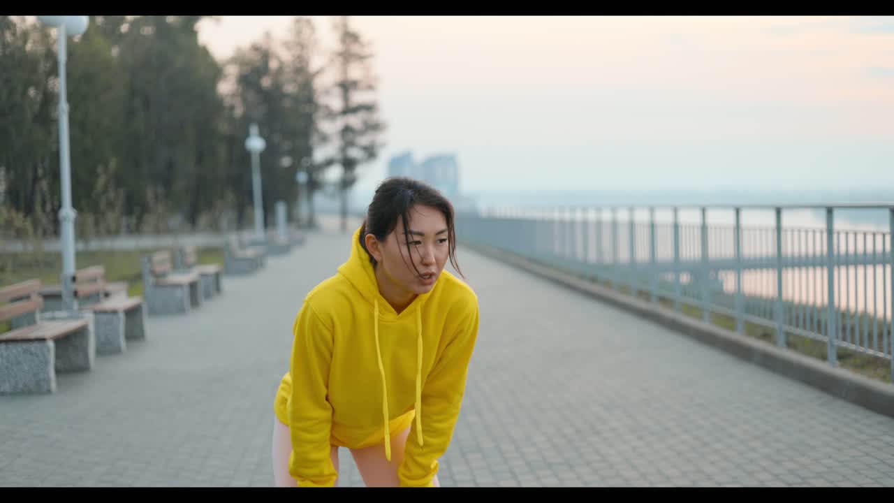 달리기 후 휴식을 취하는 여자