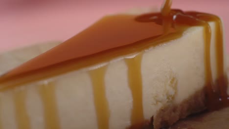 una rebanada de pastel de queso caramelizada
