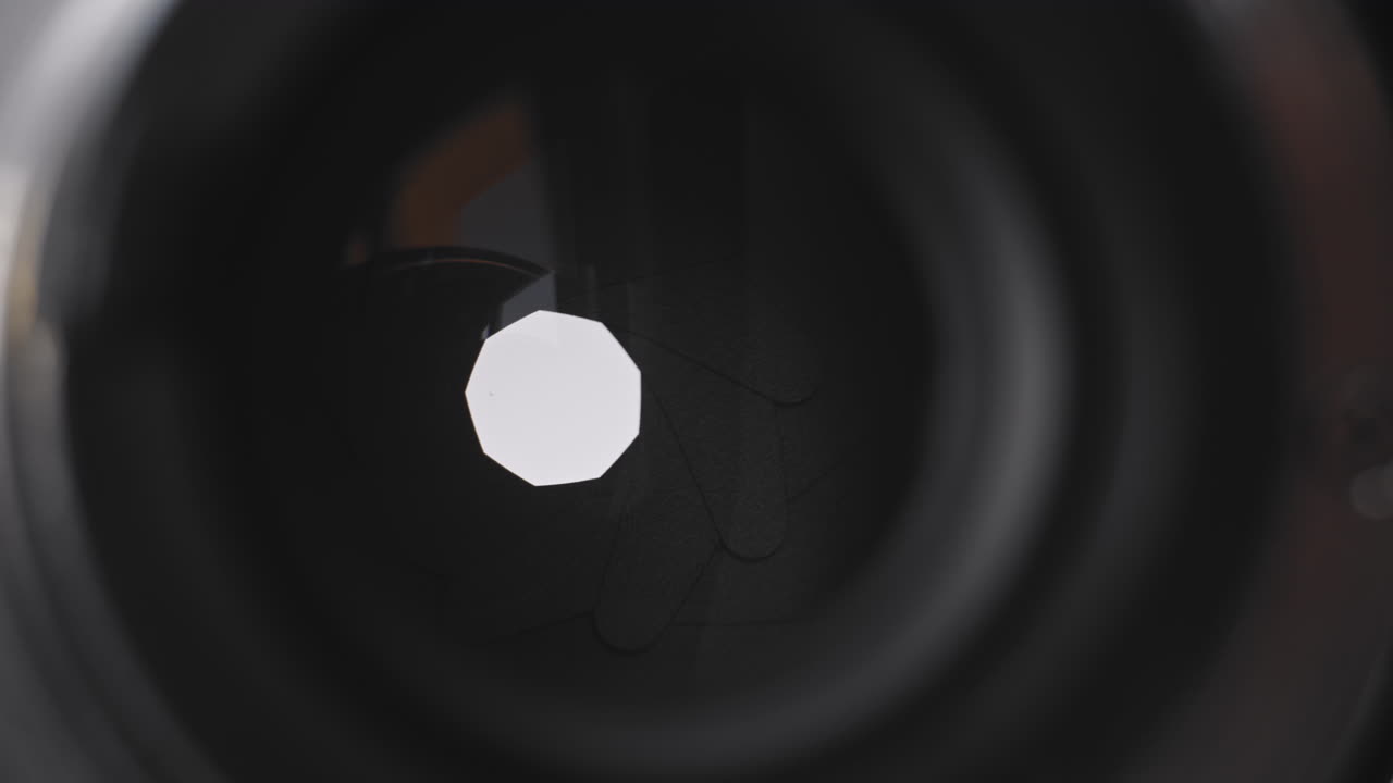 사진 렌즈에서 아이리스를 열고