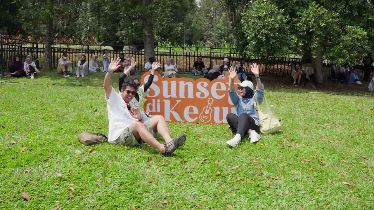 Sunset di kebun concert signage, happy people with tickets