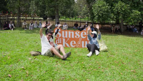 sunset di kebun concert signage, happy people with tickets
