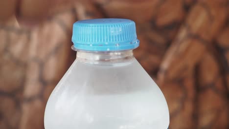abriendo una botella de agua