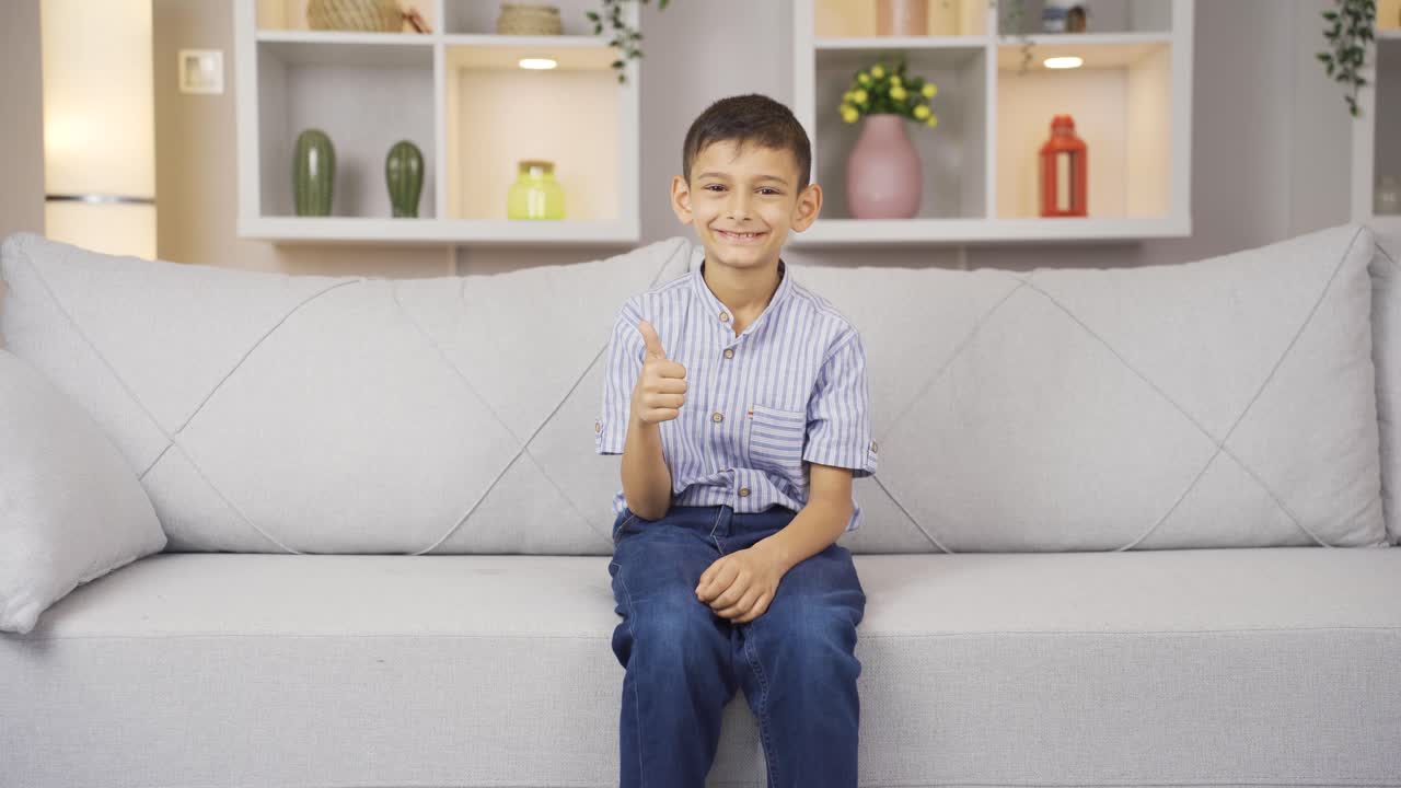 chico sonriendo a la cámara en casa.