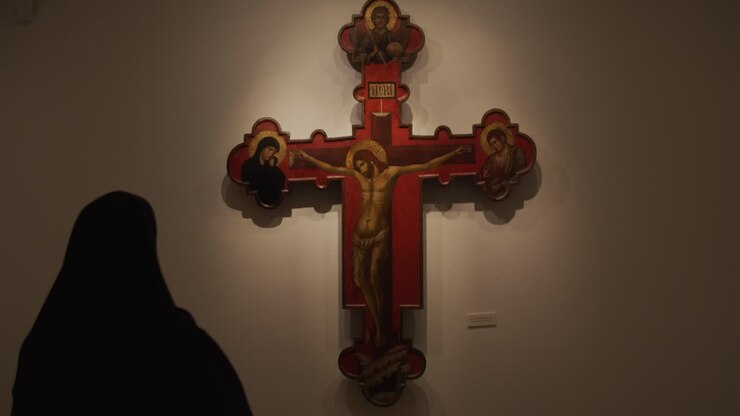 Una bella ripresa, una suora in chiesa davanti alla croce
