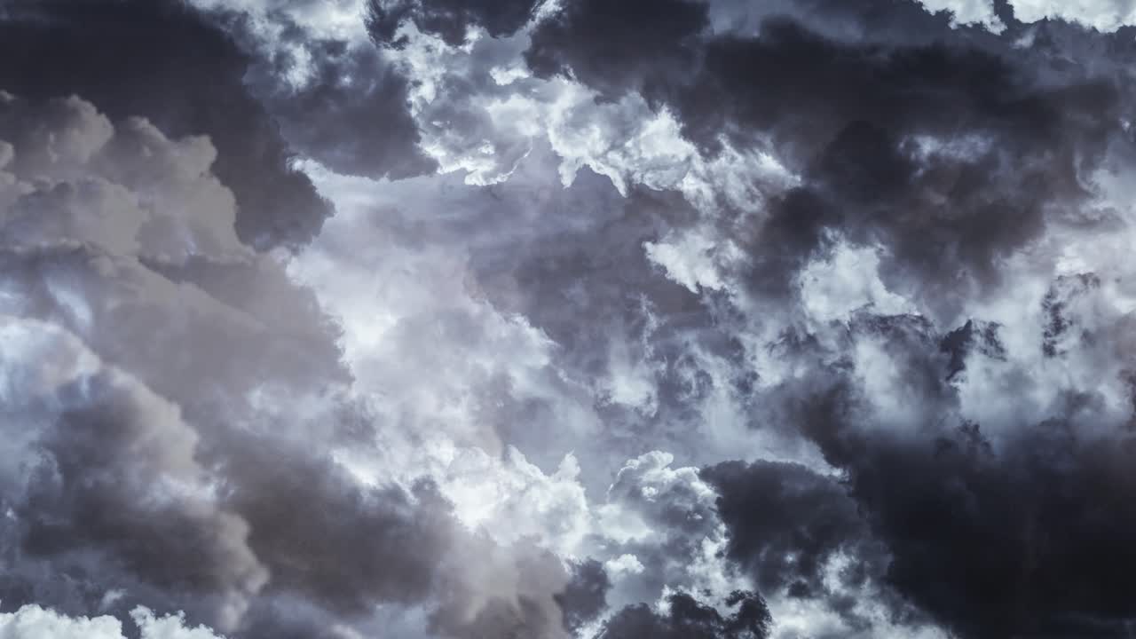 vista de la tormenta y el relámpago que arde en el cielo