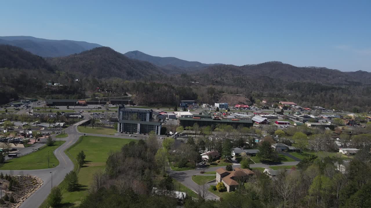 테네시 주 피브 포지 (pigeon forge) 의 주요 도로를 향해 날아가는 항공기.
