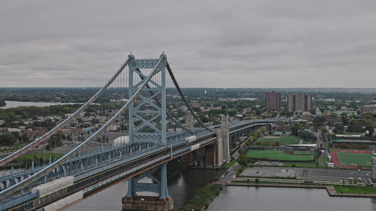 Philadelphia, Pennsylvania, flygbild v162, låg flygning över Delaware River längs Benjamin Franklin-bron som fångar vyer över Camdens stadsbild, NJ, under en mulen himmel – Filmat med Inspire 3 8k – 29 september 2023