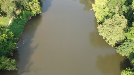 Absteigende-Neigungsaufnahme-über-Dem-French-Broad-River-In-Asheville,-North-Carolina