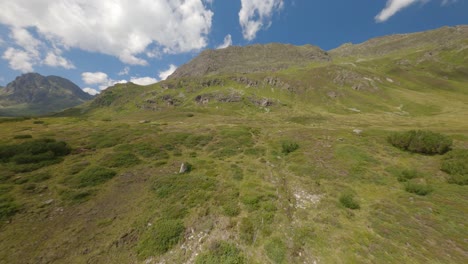 Vuelo-Aéreo-Fpv-Sobre-El-Fondo-Del-Valle-De-Silvretta-stausee-A-Través-De-Un-Paisaje-Expansivo