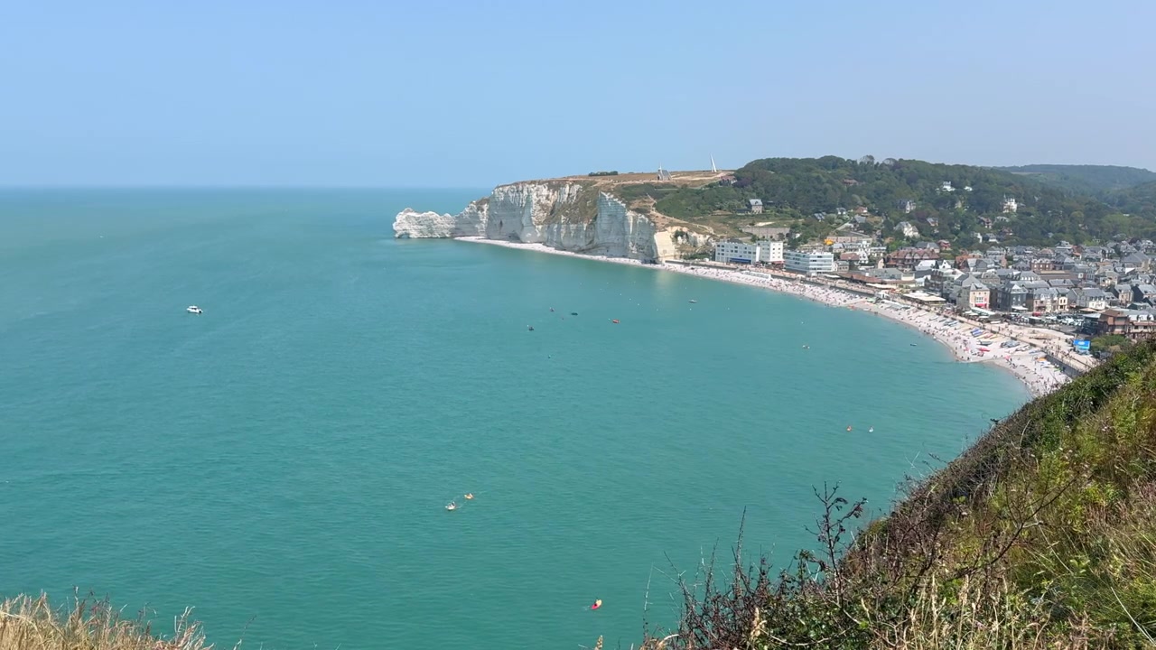 Vista elevata dalla scogliera che si affaccia sulla costa della città balneare di Etretat in Normandia, Francia.
