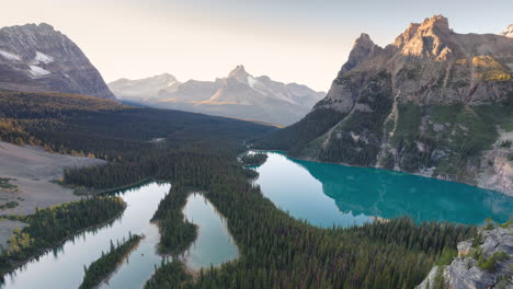 Escena-Tranquila-De-Un-Sereno-Paisaje-Montañoso-Que-Se-Refleja-En-Un-Tranquilo-Lago-Alpino