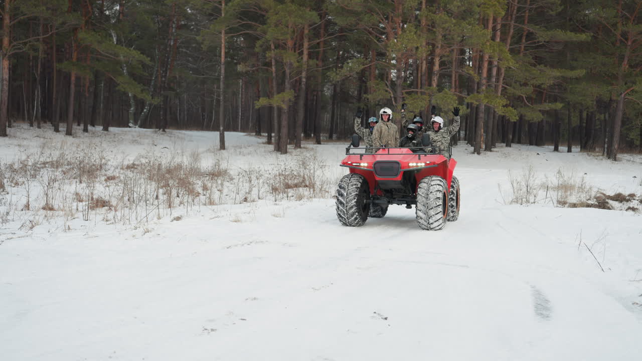 Paesaggio innevato con un ATV da corsa. Veicolo fuoristrada corre su una superficie ghiacciata con la neve che schizza dietro. Motocicletta che manovra attraverso un terreno invernale con la neve che vola e il pilota protetto.