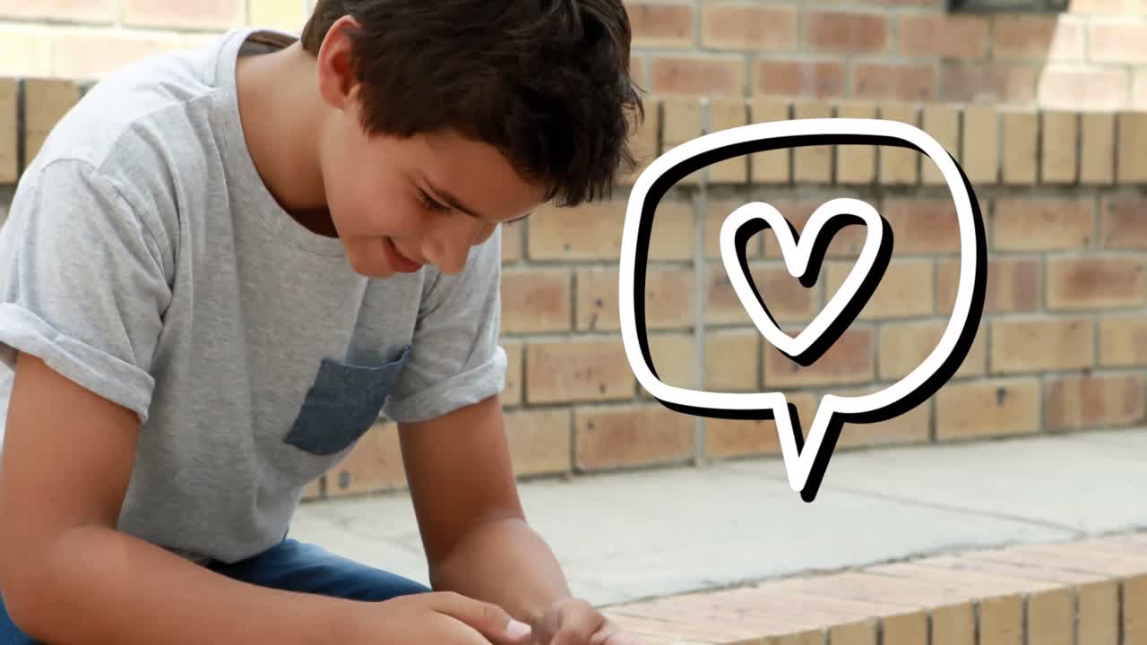 밖에서 스마트폰을 사용하는 소년에 대한 말 거품에 대한 심장 아이콘