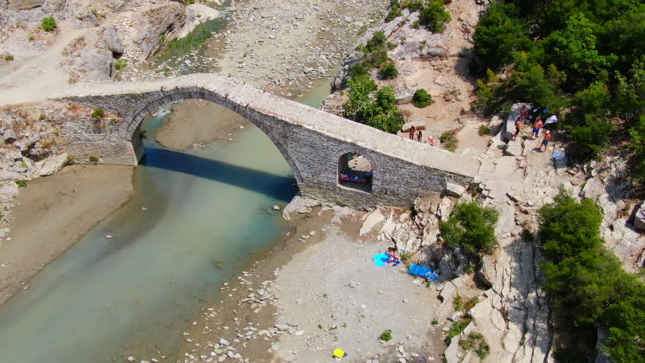 vista de drones del puente otomano kadiut y las aguas termales de banjat e benjës, que se han convertido en uno de los lugares más fotogénicos del sur de albania