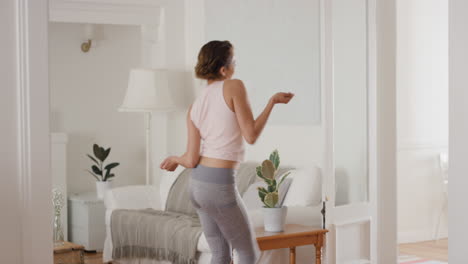 bailarina feliz divirtiéndose practicando movimientos de baile de hip hop en casa celebrando disfrutando de bailar 4k