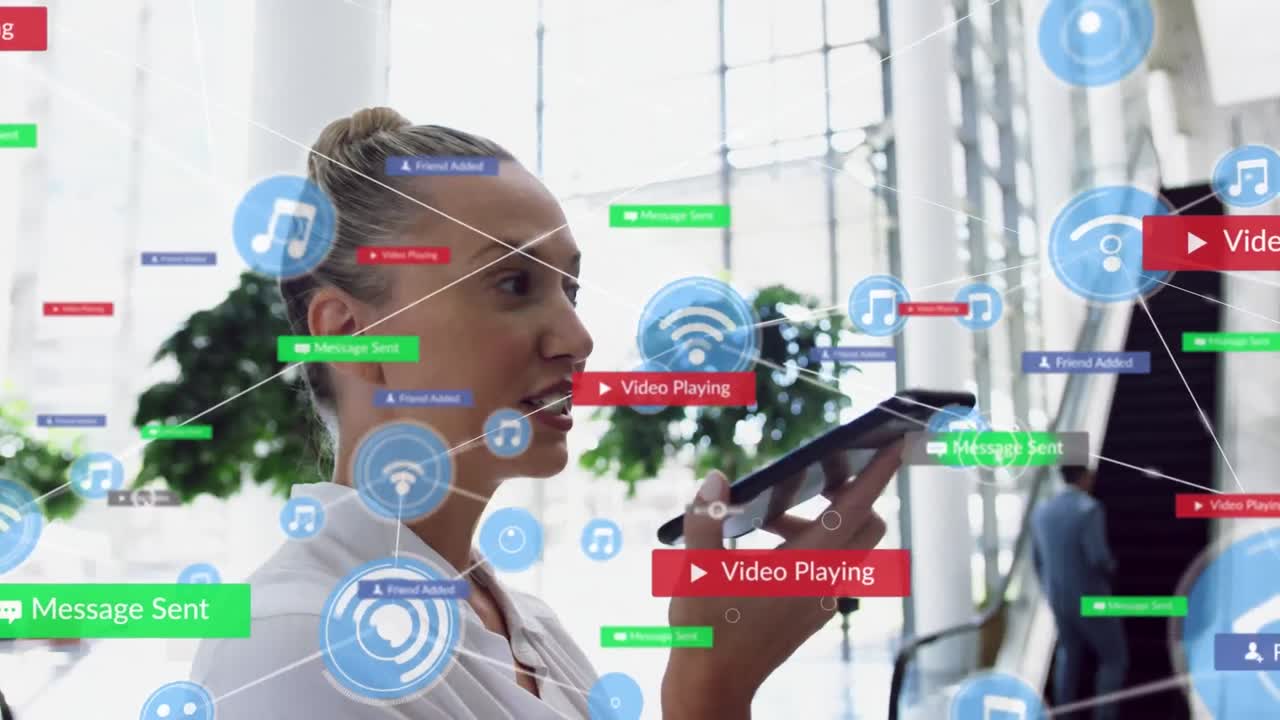 스마트 폰을 사용하는 백인 여성에 대한 아이콘과의 연결 네트워크의 애니메이션