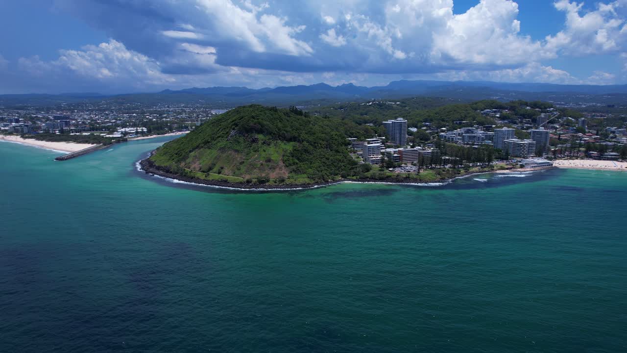 Parco Nazionale di Burleigh Head e Tallebudgera Creek nella Gold Coast, QLD, Australia. Ampia veduta aerea