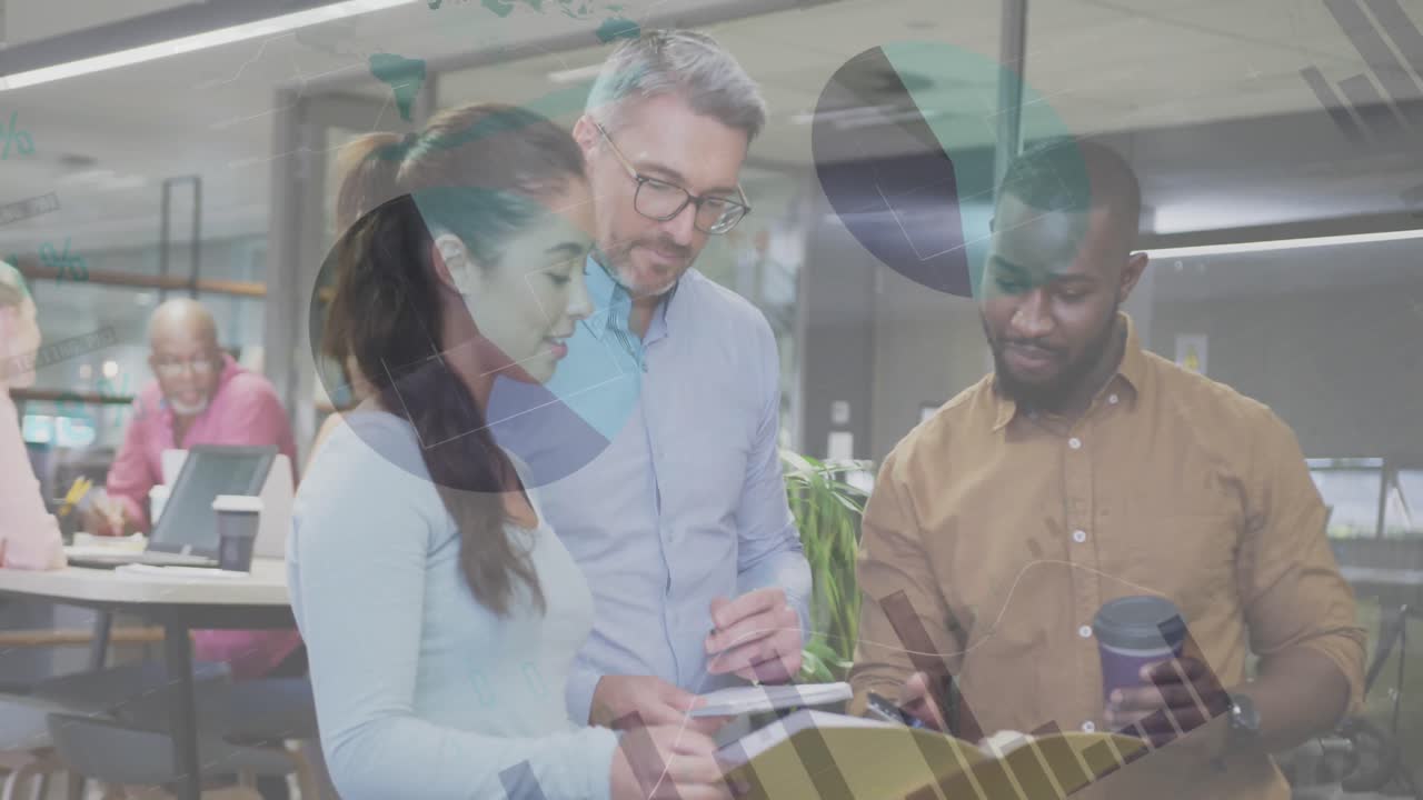 animación del procesamiento de datos financieros sobre diversas personas de negocios que trabajan en la oficina