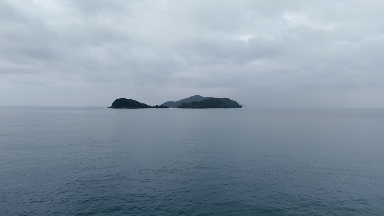 Vista aerea in direzione delle isole in una giornata nuvolosa, Barra do Sahy, Brasile