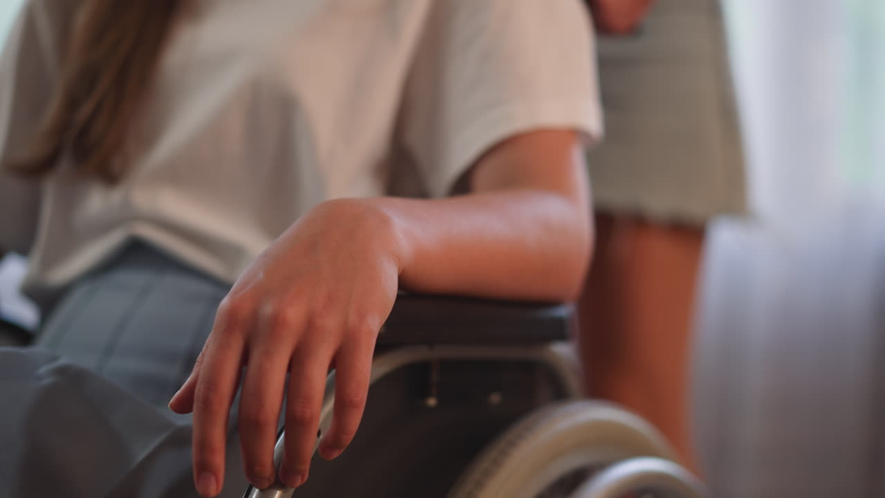 mujer con discapacidad con lesiones físicas se sienta en silla de ruedas