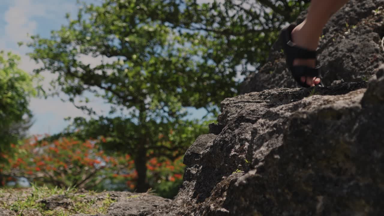 큰 바위 위에 뛰어드는 소녀의 측면 뷰, 슬로우 모션