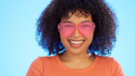 mujer feliz, cara y guiño con gafas de sol