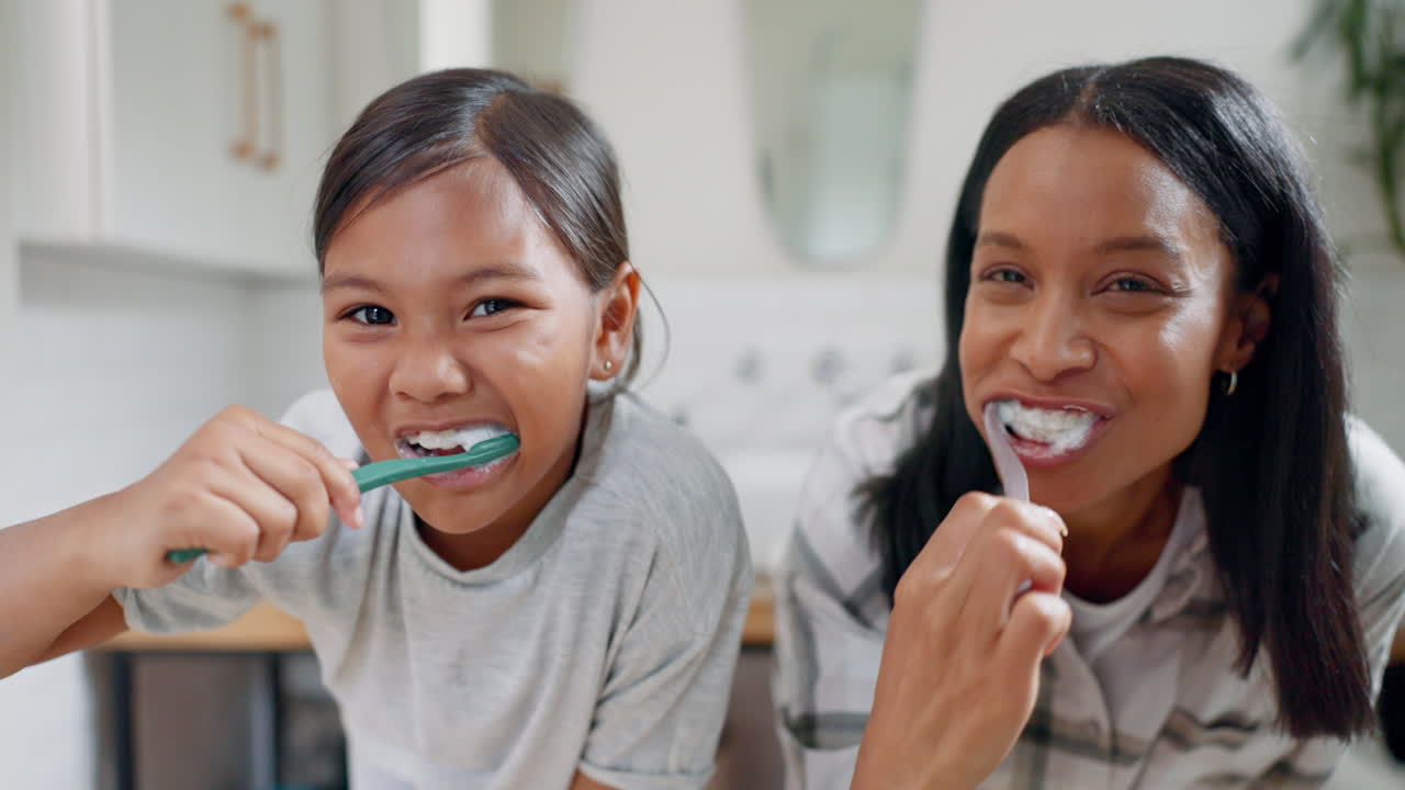 Volto, mamma e bambina che si lavano i denti