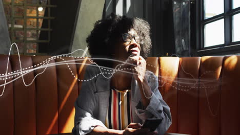 animación de conexiones sobre mujer afroamericana en el café