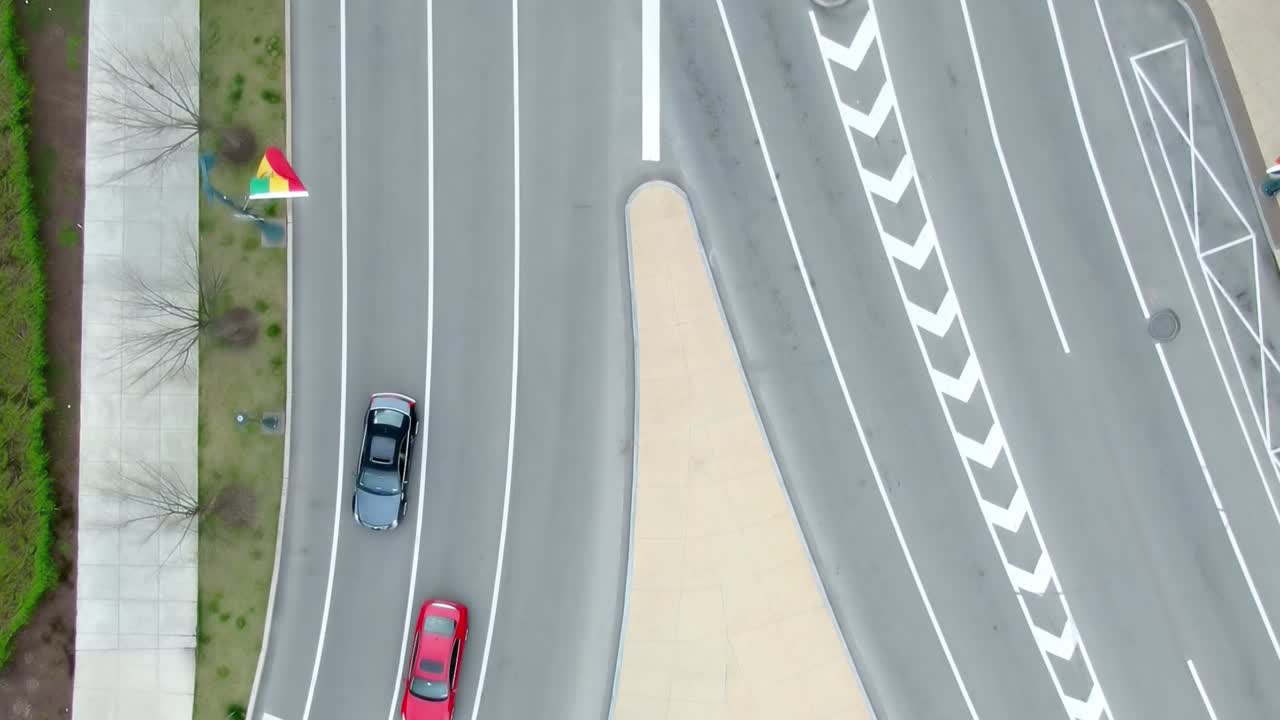 코로나 바이러스 확산을 방지하는 통금 시간 동안 펜실베이니아 주 필라델피아의 빈 도로에서 두 대의 자동차만