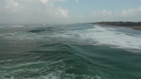 áspero-Océano-índico-Y-Surfistas-Esperando-Olas-Perfectas,-Antena-Cinematográfica