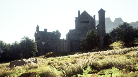 Viejo-Castillo-En-Ruinas-En-Las-Montañas-Nubladas