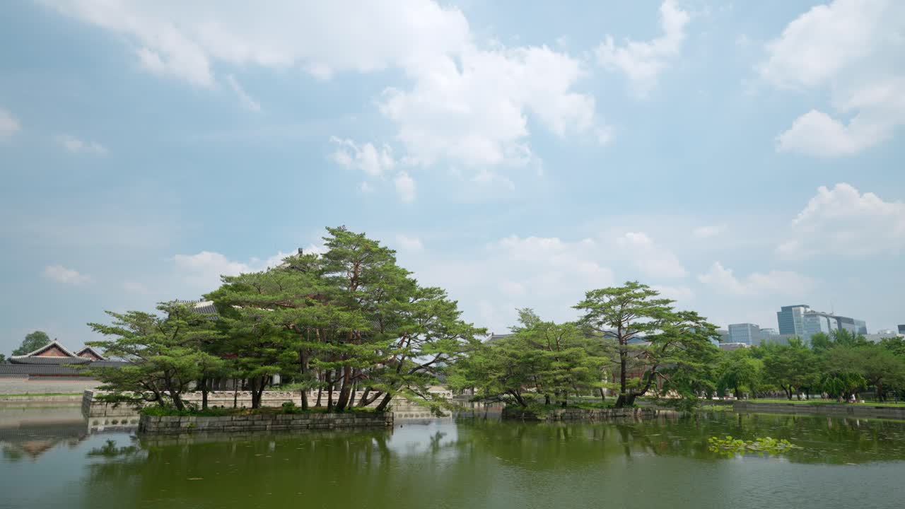 lago de agua verde alrededor del pabellón gyeonghoeru en el palacio gyeongbokgung con espacio para copiar