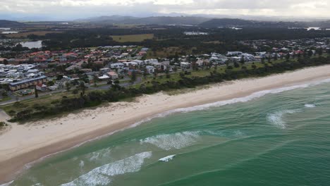 Paisaje-De-La-Playa-Y-La-Ciudad-Costera-De-Kingscliff-Durante-El-Día-En-Nueva-Gales-Del-Sur,-Australia