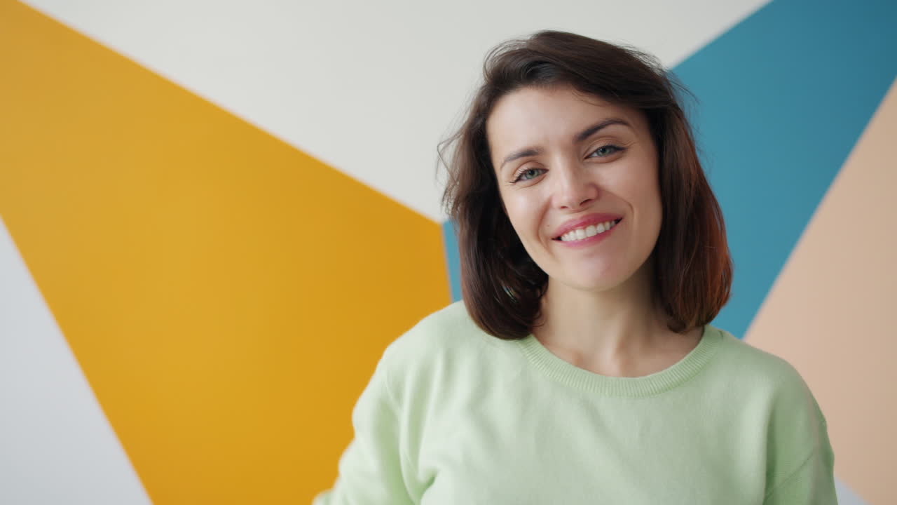 mujer haciendo un gesto de "ok"