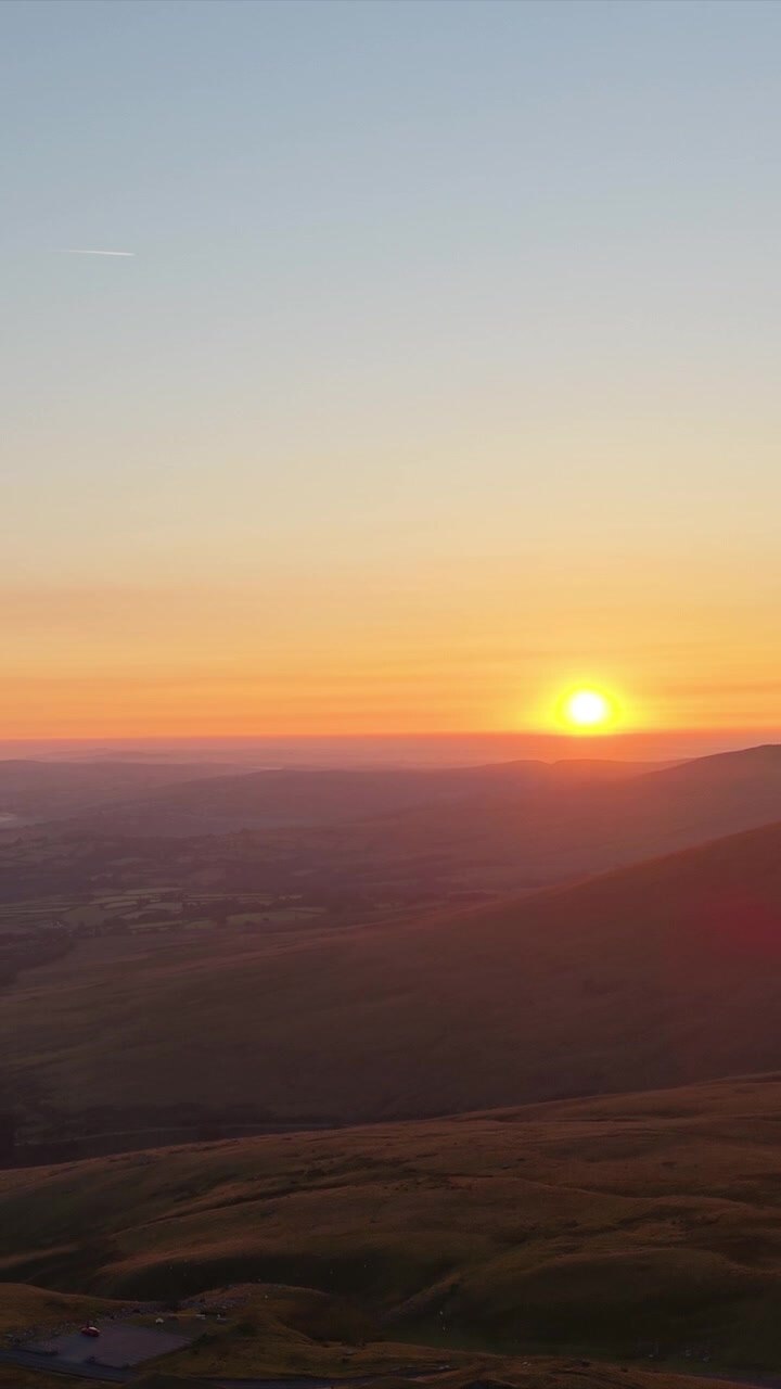 Video verticale dell'alba sulle Brecon Beacons nel Galles del Sud, Regno Unito