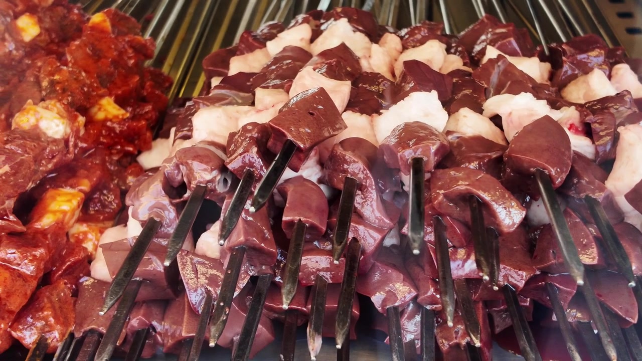 Spiedini di kebab di fegato crudo fresco e carne marinata