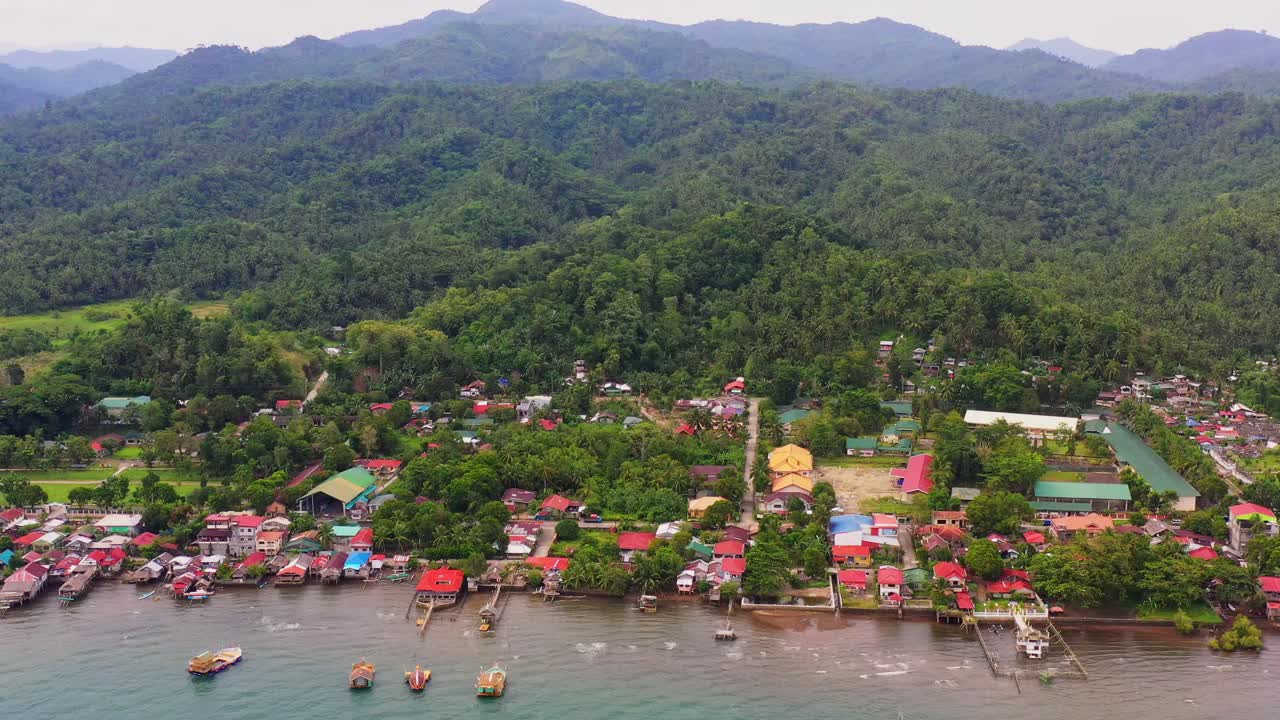 pueblo rural en la costa de malibago y playas de magbagacay en san bernardo, sur de leyte, filipinas