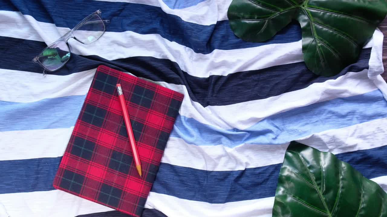 차와 노트북이 있는 아한 공부 시설