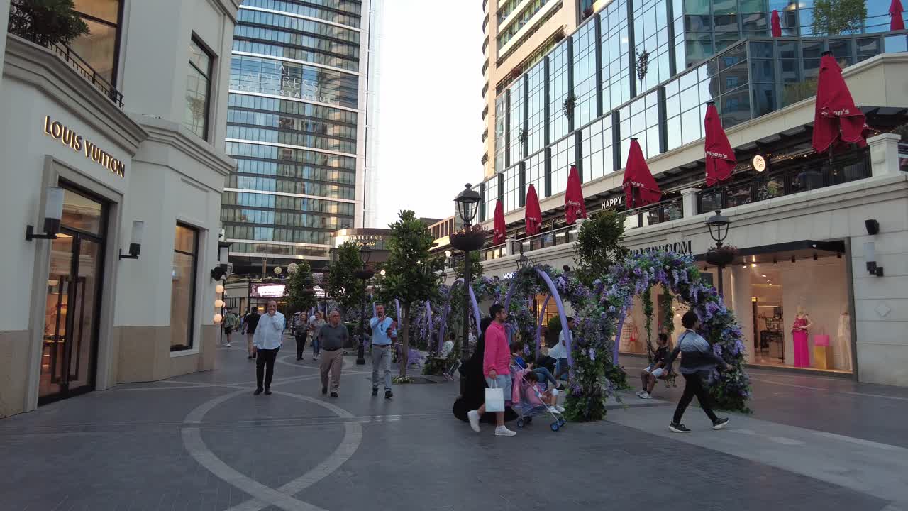 야외 식당이 있는 럭셔리 쇼핑몰 플라자