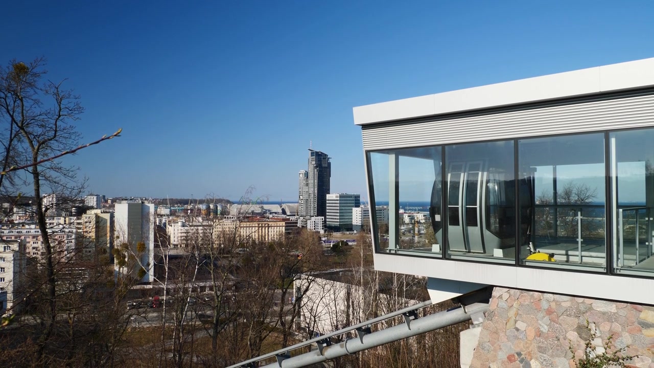 Inclinación hacia abajo sobre el teleférico hasta la estación superior de Kamienna Góra. Gdynia, Polonia.